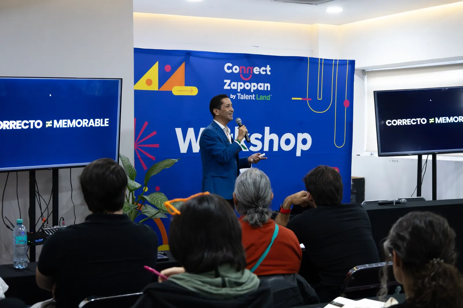 Alvaro Ferreira dando un taller en Connect Zapopan